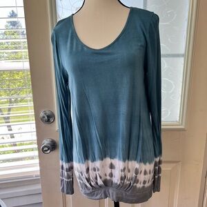 Tie dyed Gypsy Daisy shirt with long sleeves size XL. Pretty blue, gray, white.